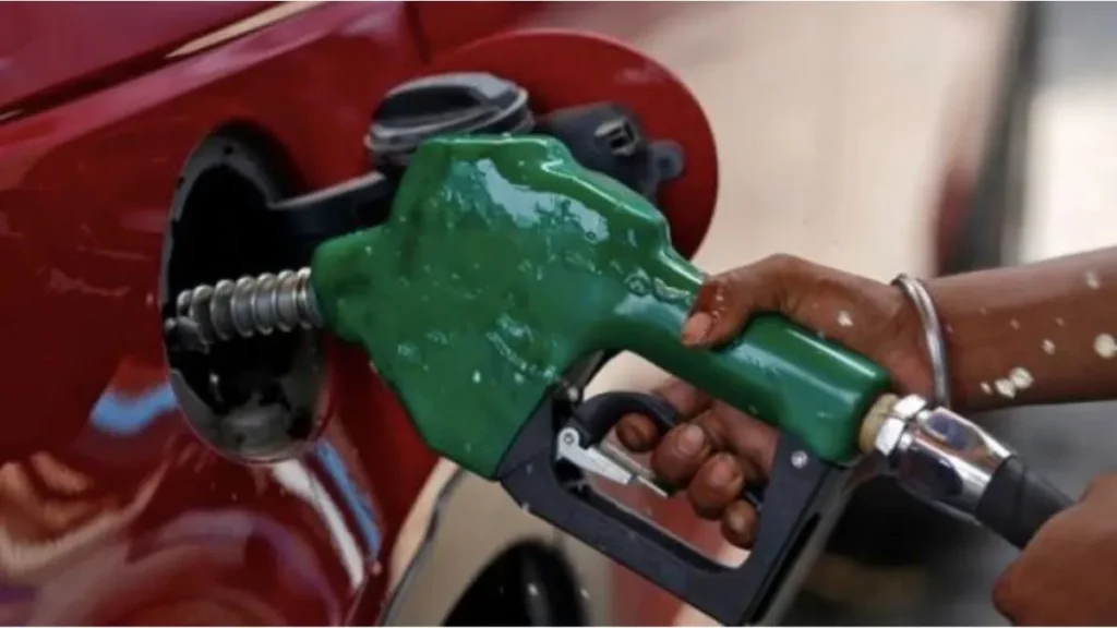 Pakistan govt reduces petrol
