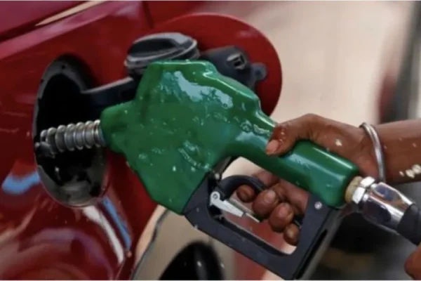 Pakistan govt reduces petrol
